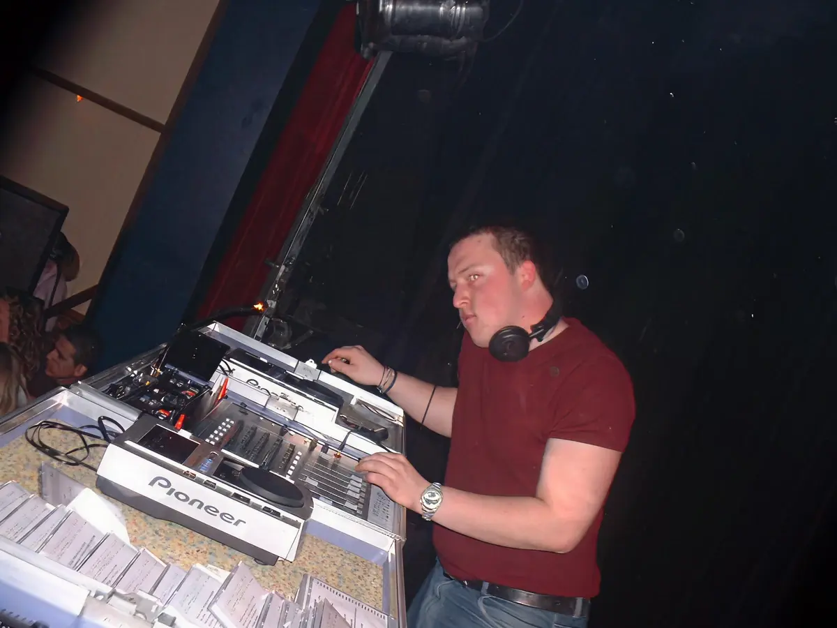 2001 – Eerste grote klussen