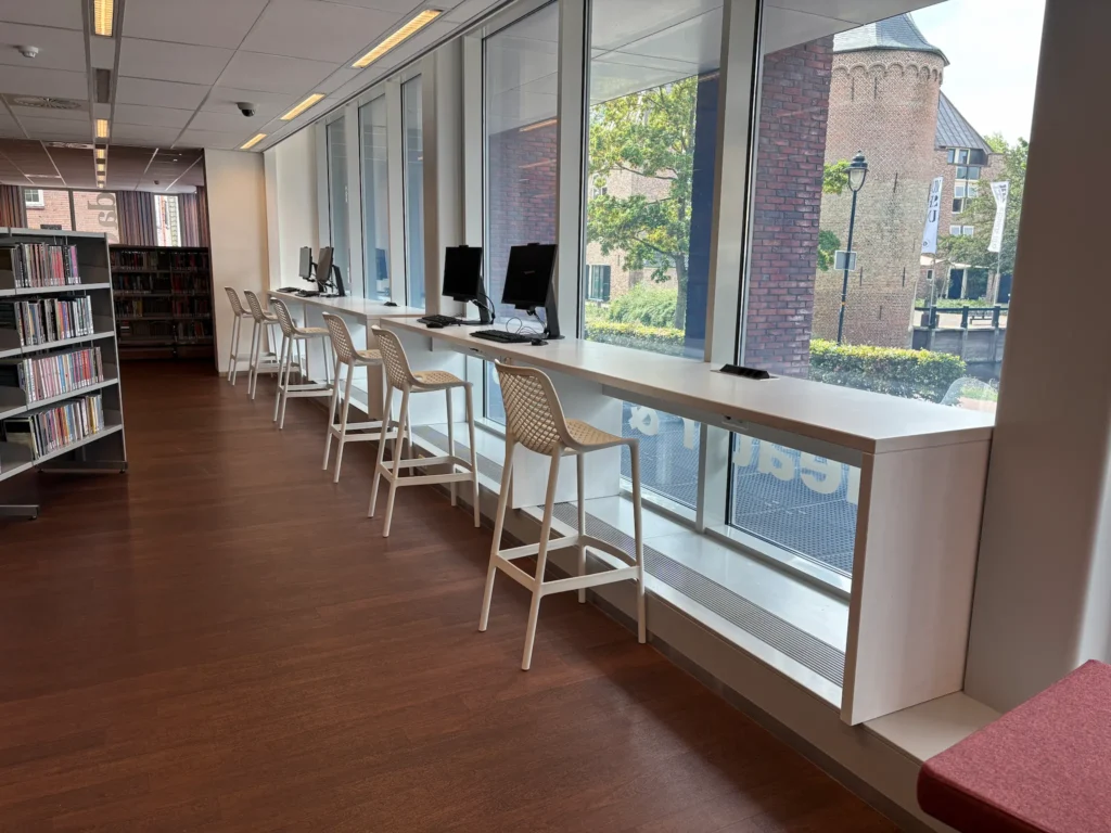 Computerwerkplekken ingericht in bibliotheek