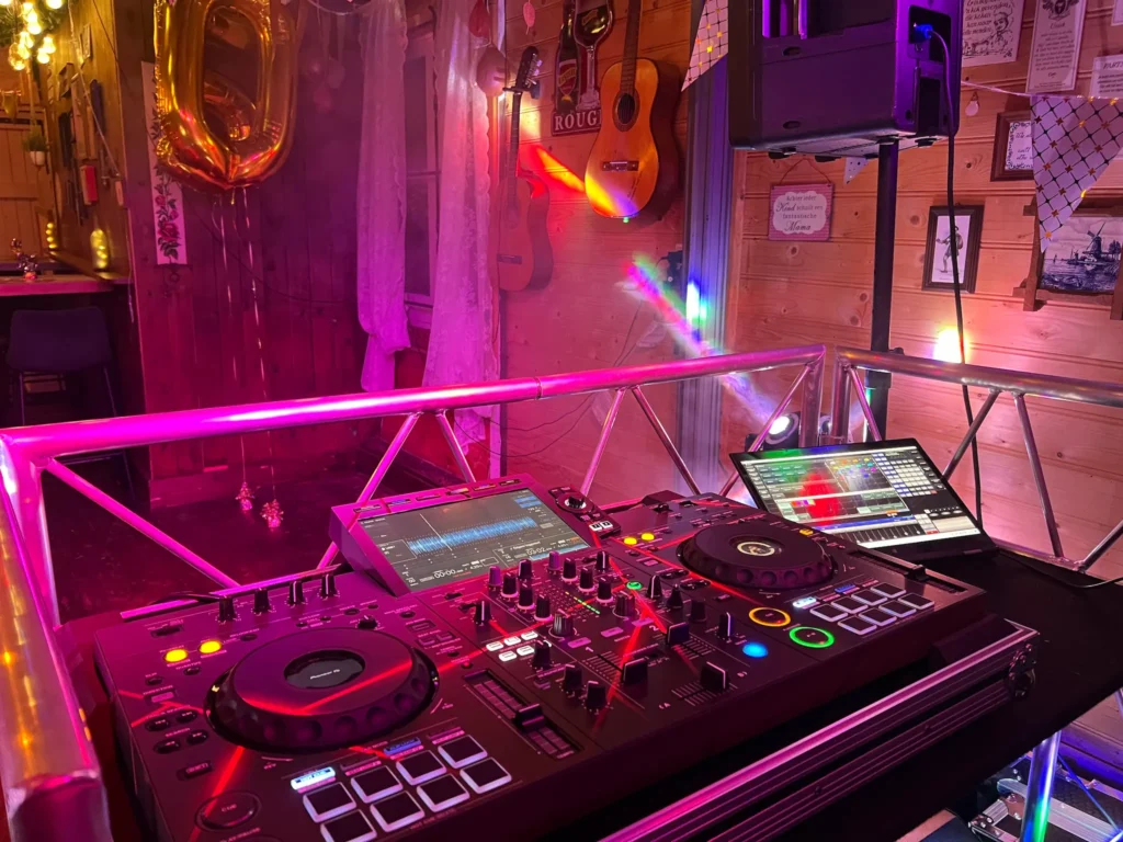 DJ booth met licht en geluid op locatie