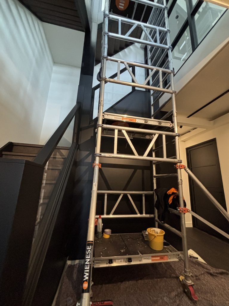 Steiger geplaatst voor schilderwerk binnen