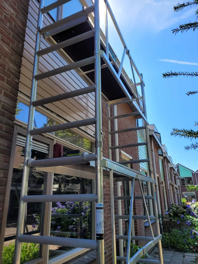 Steiger geplaatst voor schilderwerk aan woning