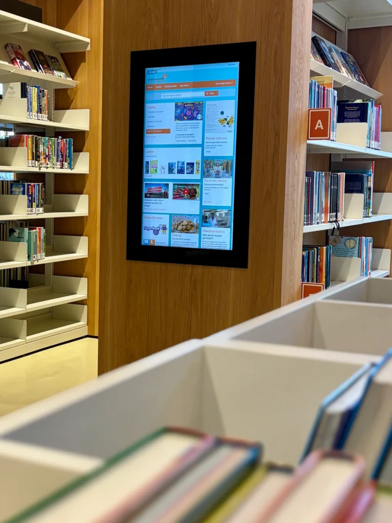 Informatiescherm geplaatst in bibliotheek