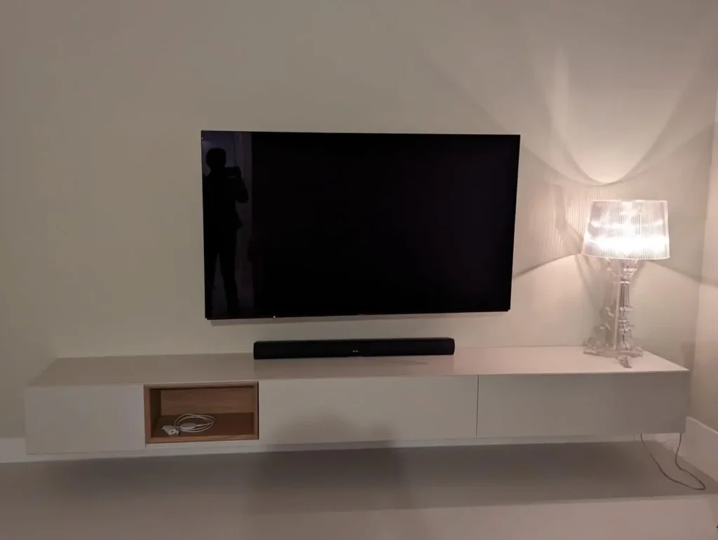 TV en soundbar gemonteerd aan muur