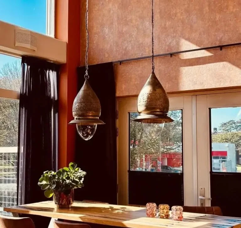 Hanglampen gemonteerd in woonruimte