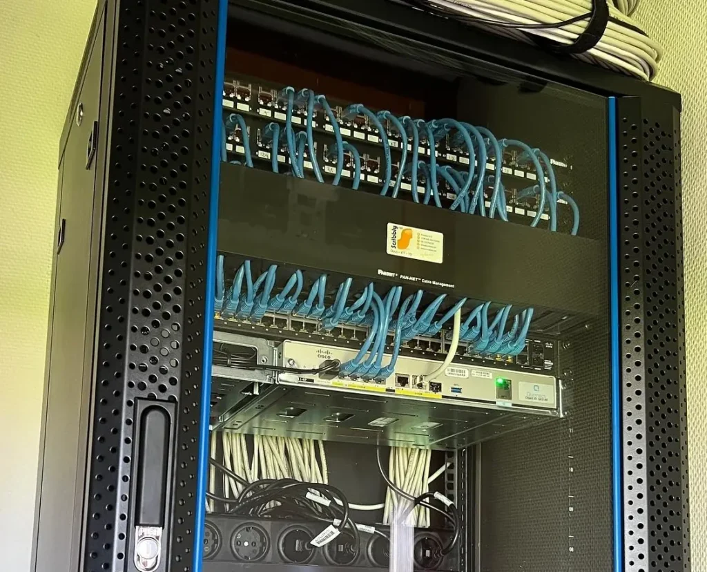 Serverkast met patchpanelen en netwerkswitch