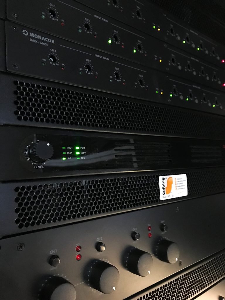 Versterkers in audio rack voor geluidsinstallatie