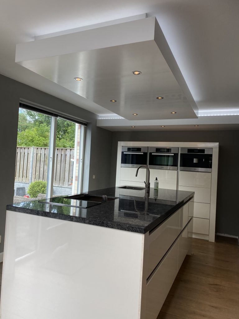 Plafondspots en LED verlichting geplaatst in keuken