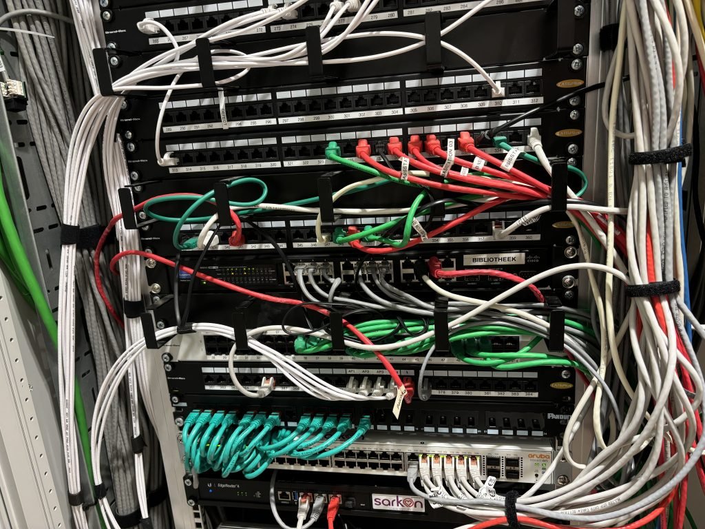 Patchkast met patchpanelen en netwerkbekabeling