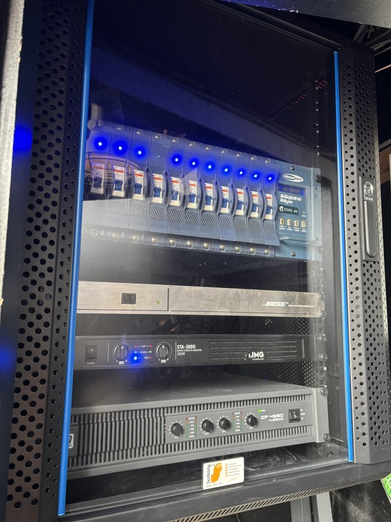 Audio rack met versterkers voor geluidsinstallatie