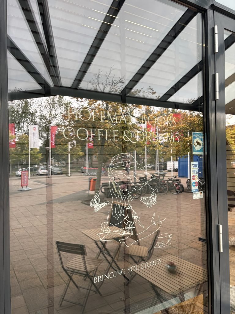 Raamsticker met tekst en illustratie