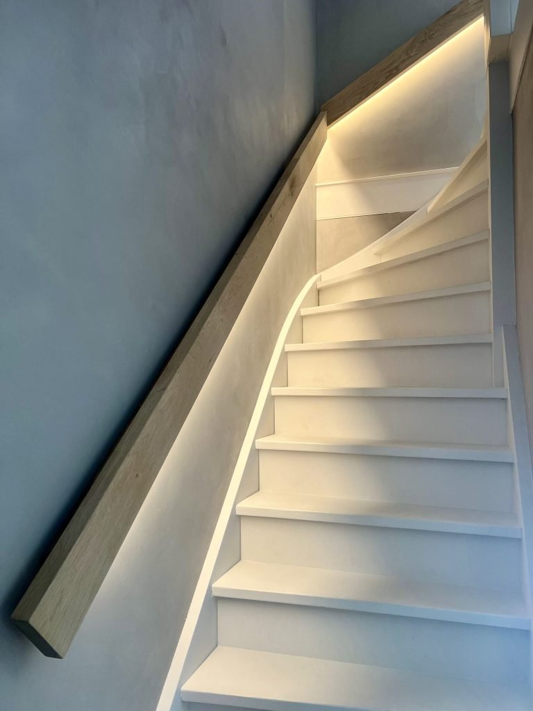 Trapverlichting met LED strip geplaatst